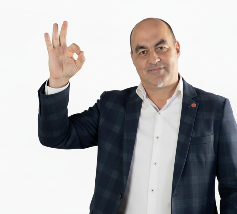 gestor seag Hombre con chaqueta oscura gesticulando el signo de OK con la mano.