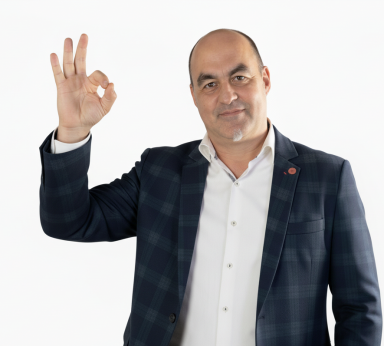 gestor seag ok Hombre con chaqueta, haciendo el gesto de "ok" con una mano, sonriente.